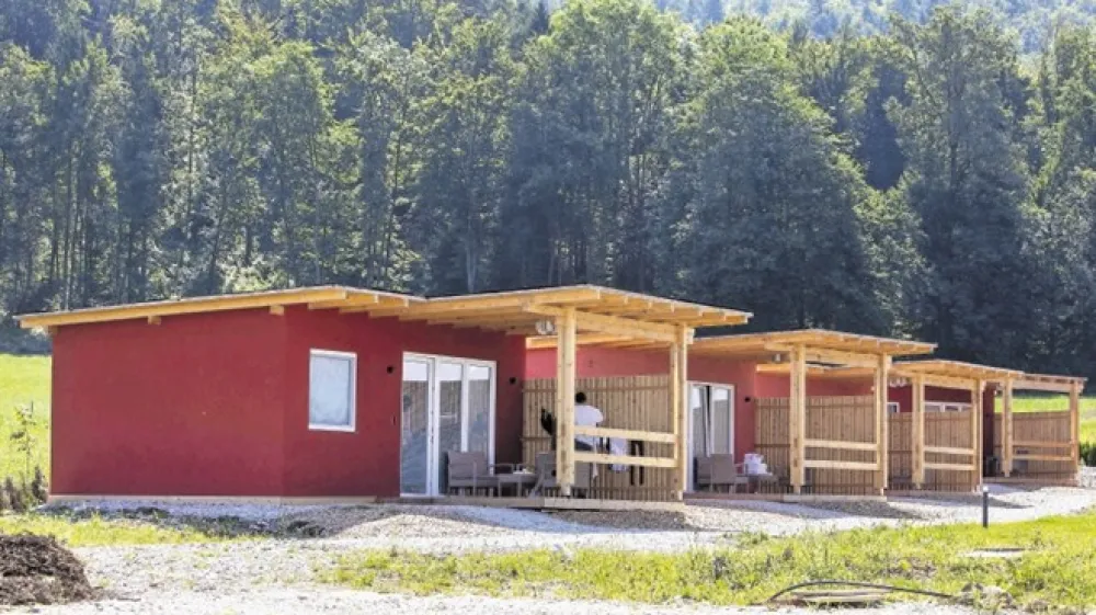 Zaradi mobilnih hi&scaron;k in avtokampa na kmetijskem zemlji&scaron;ču družine Zava&scaron;nik v Spodnjih Pirničah je občina Medvode podala prijavo tako na kmetijsko kot gradbeno in&scaron;pekcijo.