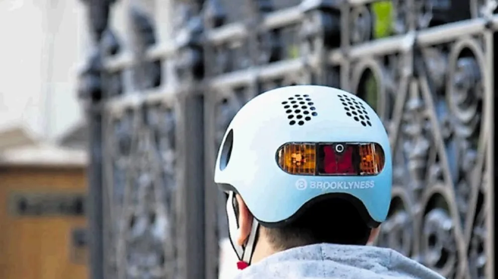 Za&scaron;čitno pokrivalo  kolesarju ponuja navigacijo, mu omogoča komuniciranje s soudeleženci v prometu in ga celo opozarja, ko se mu približujejo druga vozila.