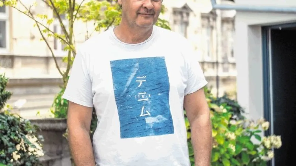 &raquo;Sem predstavnik generacije, ki je hotela literaturo v zgodnjih osemdesetih osvoboditi angažmaja. Danes pa literatura kot čista literatura zlahka obstaja, zato se prostor za vna&scaron;anje takih vsebin spet odpira. Očitno je to nezadovoljstvo s svetom tako močno,&laquo; pravi Andrej Blatnik.