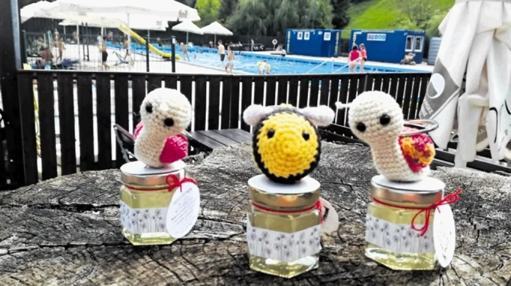 Lični ročni izdelki znamenitega vi&scaron;njegorskega polža in kranjske čebele