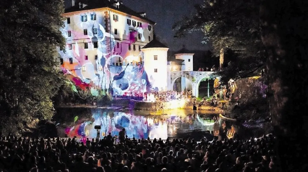 Grad Snežnik  ni več  dom festivala, a karavana  se ne da.