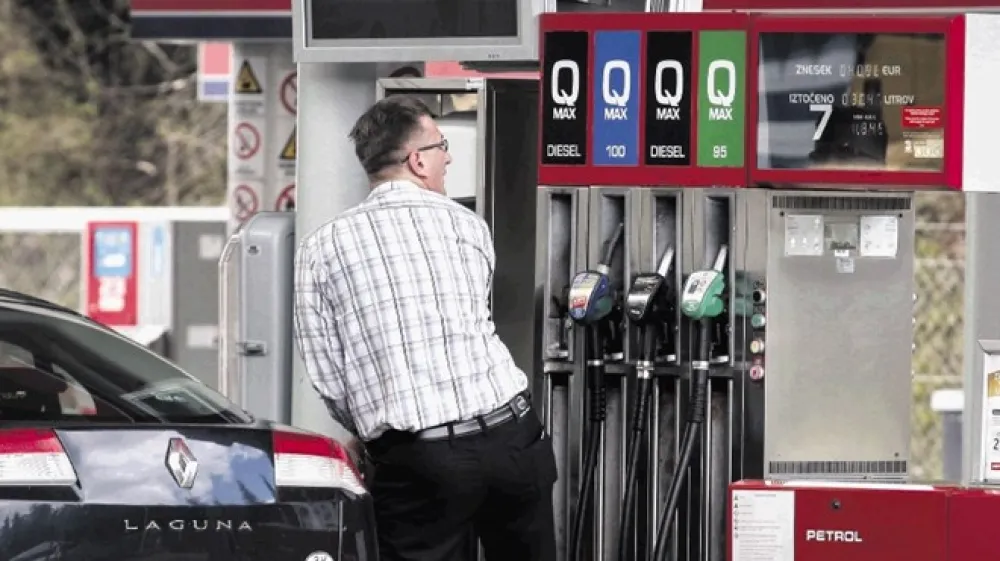 Polnjenje 50-litrskega bencinskega rezervoarja se je v torek v Sloveniji pocenilo za 1,45 evra.