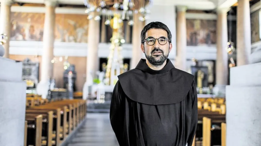 Pater Gregor Kos: &raquo;Želim si tudi, da bi &ndash; poleg turistov &ndash; na ogled Plečnikovega sveti&scaron;ča pri&scaron;lo &scaron;e kaj domačih obiskovalcev.&laquo; Bojan Velikonja