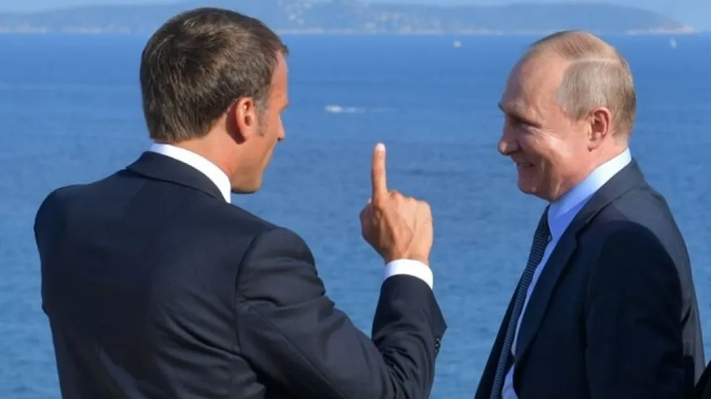 Macron je &scaron;e v letni rezidenci včeraj gostil Putina.