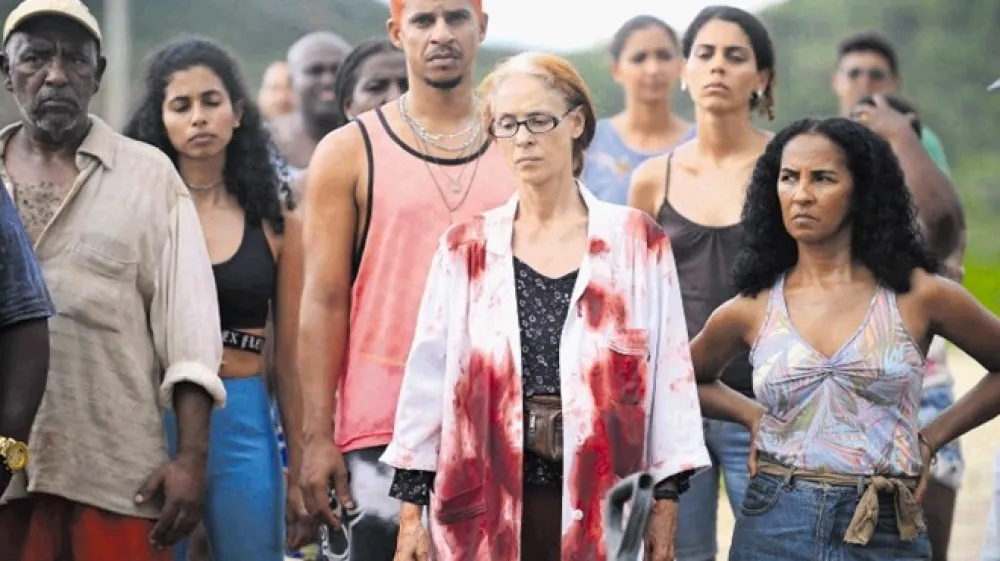 Režiser Kleber Mendon&ccedil;a Filho v filmu Bacurau naslika paranoiden portret bližnje brazilske prihodnosti.