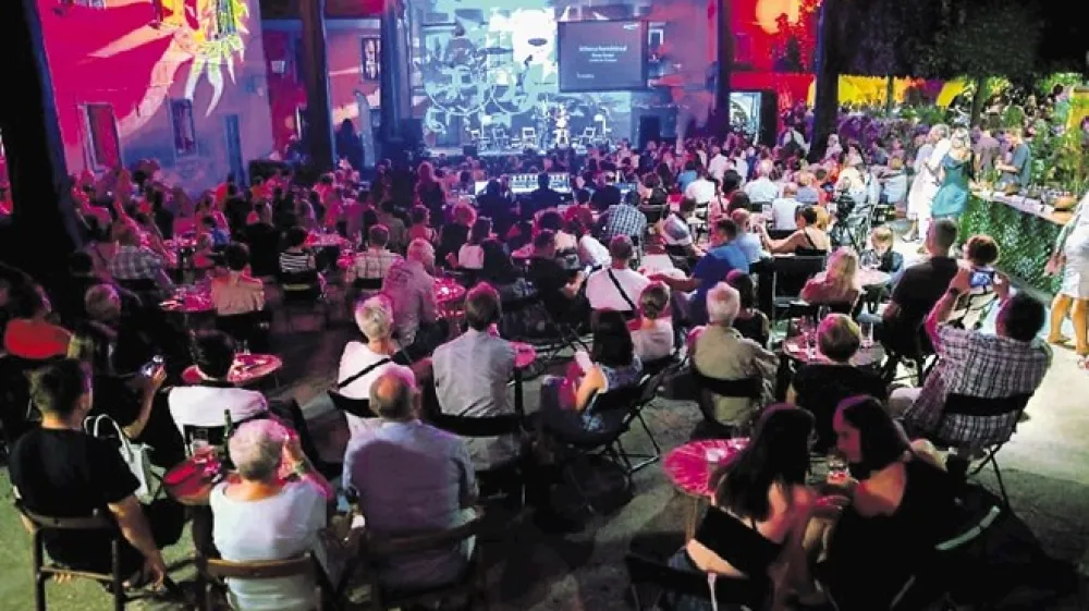 Utrinek z velikega pesni&scaron;kega branja na Vrazovem trgu ob lanskem festivalu Dnevi poezije in vina