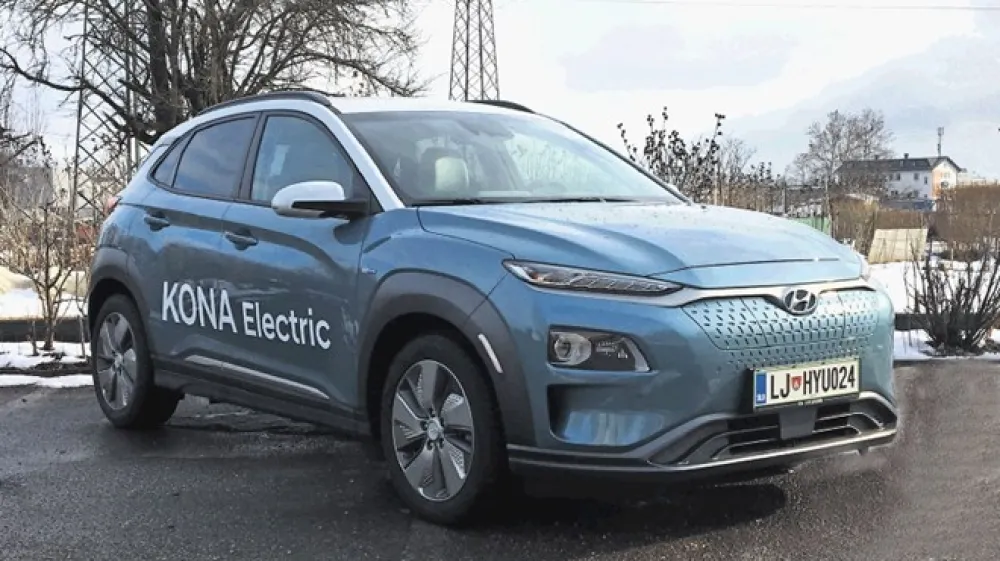 Električna (levo) in &raquo;običajna&laquo; hyundai kona sta, jasno, oblikovno enaka avtomobila, a se med seboj vseeno razlikujeta v nekaterih opaznih malenkostih.