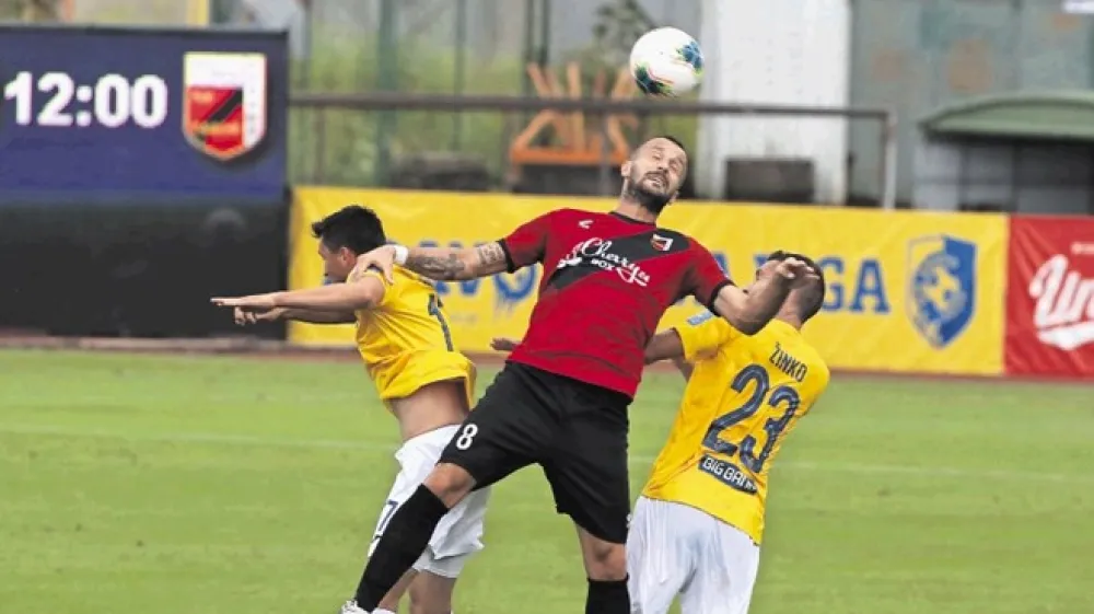 Sežanski veteran Predrag Sikimić je s &scaron;estimi goli prvi strelec slovenske lige.