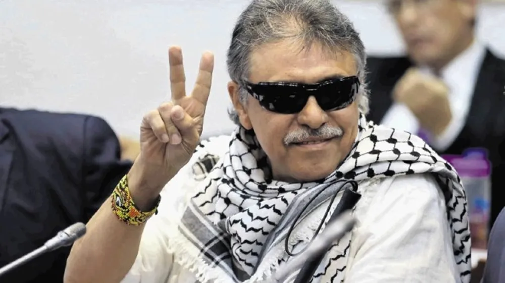 Eden nekdanjih voditeljev kolumbijskih upornikov Seuxis Hernandez je po sklenitvi mirovnega sporazuma postal poslanec. Ko so mu potem hoteli soditi in so ga iskale ZDA, je izginil, zdaj se je s somi&scaron;ljeniki pojavil na posnetku, kjer napovedujejo nov oboroženi boj.