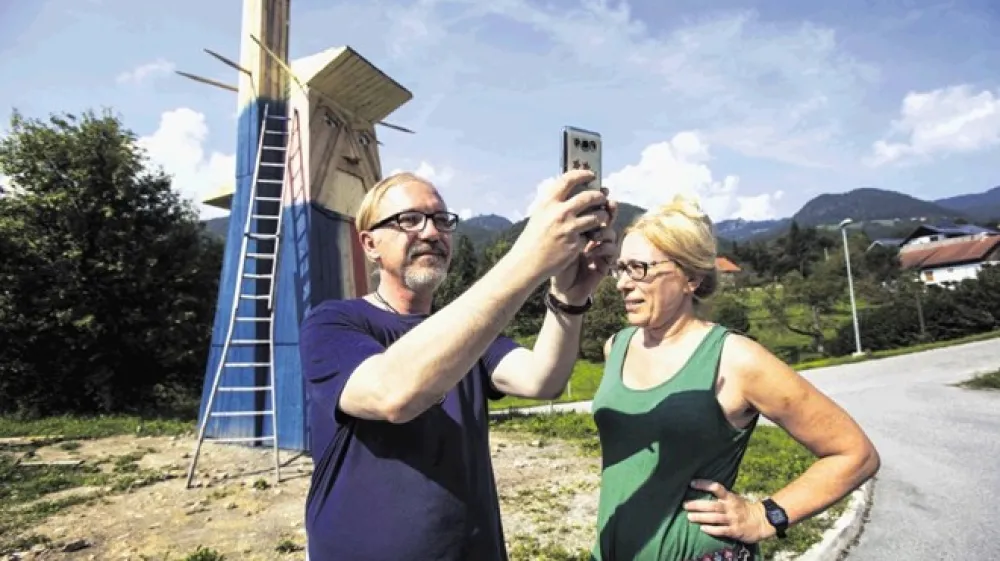 Sel&scaron;ki Kip svobode, ki dviguje roko in z njo maha v smeri Sevnice, že privlači obiskovalce.