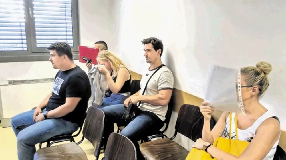 Obravnave se je udeležil zgolj obdolženi Zoran Žilarević (v prvi vrsti), ki se edini brani brez pomoči zagovornika. Drugi obdolženi bi pri&scaron;li na sodi&scaron;če le pod pogojem, da bi se lahko hkrati soočili z vso skupino o&scaron;kodovancev.