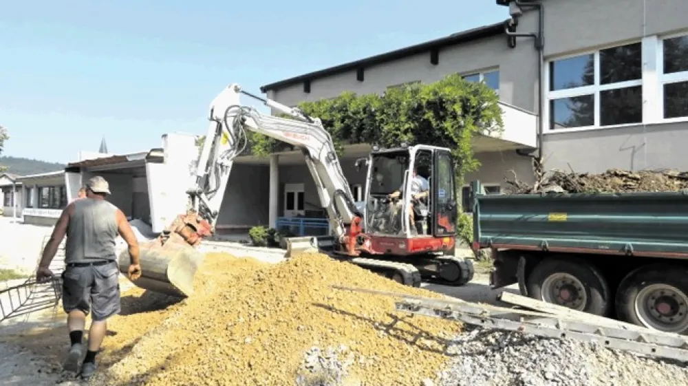 As Primus je med drugim obnavljal  prostore v Mirni Peči, kjer je zdaj Muzej Lojzeta Slaka in Toneta Pavčka. Podjetje je delalo za &scaron;tevilne občine in po navedbah neuradnih virov je posle pridobivalo s prenizkimi cenami.