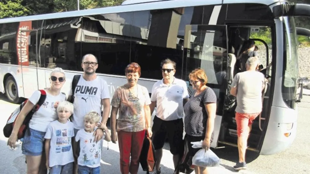 Udeleženci niso bili na izletih z rednimi avtobusi za nič prikraj&scaron;ani. Le kak&scaron;no dodatno doživetje so prinesli z izletov. Zgodilo se je, da so morali teči, da so ujeli avtobus. Mnogi tega niso počeli od mladosti, ko so obiskovali &scaron;olo.