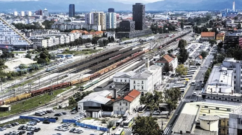 Stanovanja v Situli dosegajo vrtoglave cene &ndash; v drugem nadstropju tik nad železni&scaron;kimi tiri se za pol milijona evrov prodaja 140 kvadratnih metrov veliko stanovanje z večjim atrijem in balkonom.