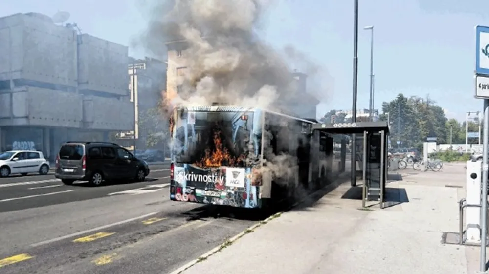 Goreči avtobus na Dunajski cesti sredi Bežigrada je bil včeraj prava atrakcija. K sreči se je vse skupaj končalo brez poškodovanih, škoda pa še ni ocenjena.