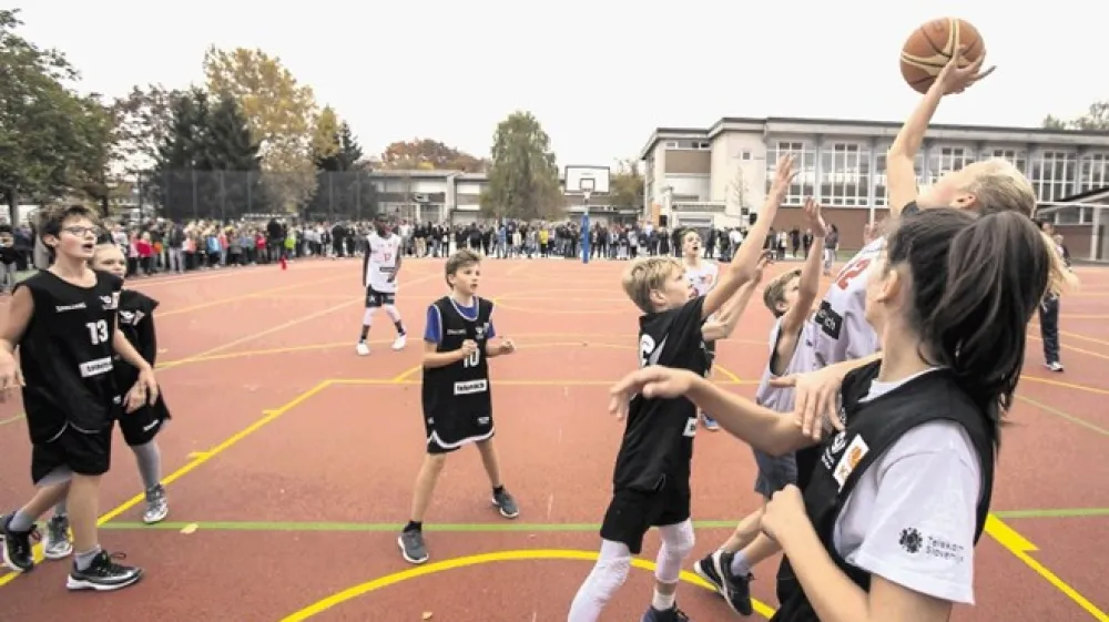 Otroci po uradnih statističnih podatkih pri nas v prostem času  najpogosteje obiskujejo ekipne &scaron;porte, največ pa se jih udeleži atletskih tekmovanj (fotografija je simbolična).
