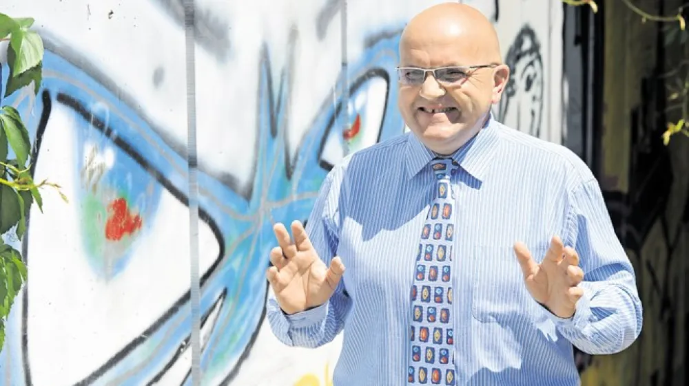 Sa&scaron;a Županek: &raquo;Pomanjkanje lepega vedenja je opaziti tudi v restavraciji. Prtiček gre na kolena, ne pa za vrat kot slinček. Najbolje bi bilo, da takemu gostu natakarica brez vpra&scaron;anja postreže mlečni riž ali ka&scaron;ico.&laquo;