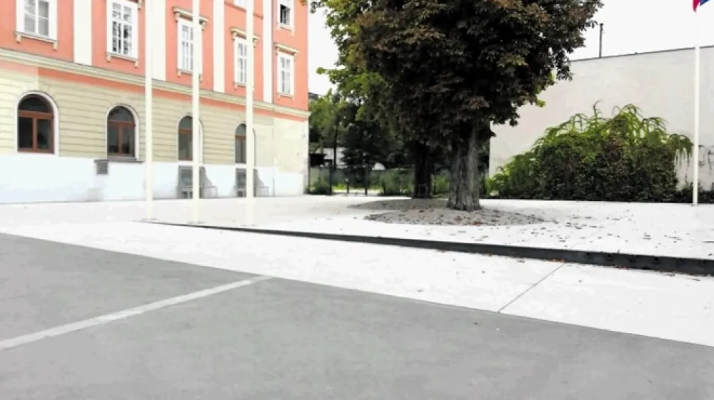 Na univerzi so podrli prvo stavbo, kjer bo nekoč potekala pasaža med Kongresnim trgom in Knafljevim prehodom. Gradbi&scaron;če so zavarovali z ograjo.