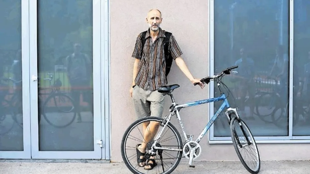 Pesnik Esad Babačić je  tudi vodnik kolesarskih tur po pankerski Ljubljani, na katerih pripoveduje zgodbe o odra&scaron;čanju na ljubljanskem asfaltu od Kodeljevega do &Scaron;i&scaron;ke.