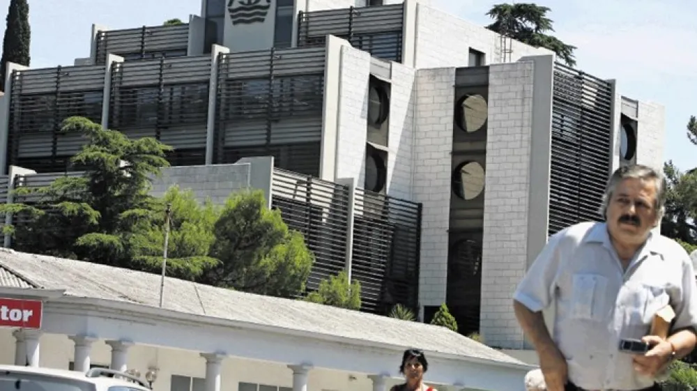 Poleg dveh večjih nepremičnin v Portorožu, ki jih je prisiljena prodati na zahtevo bank,  Splo&scaron;na plovba prodaja &scaron;e večinski lastni&scaron;ki delež v Primorskih novicah.