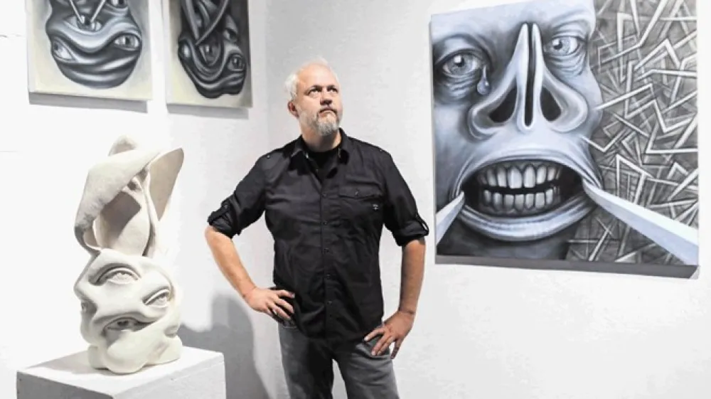 Damijan Kracina, kipar: Vsakega od prostorov, kjer razstavljam, najsi gre za Metelkovo ali Narodno galerijo, obravnavam povsem enakovredno. Pomembno mi je, da imam nadzor nad celim prostorom in posku&scaron;am ustvariti ambient.