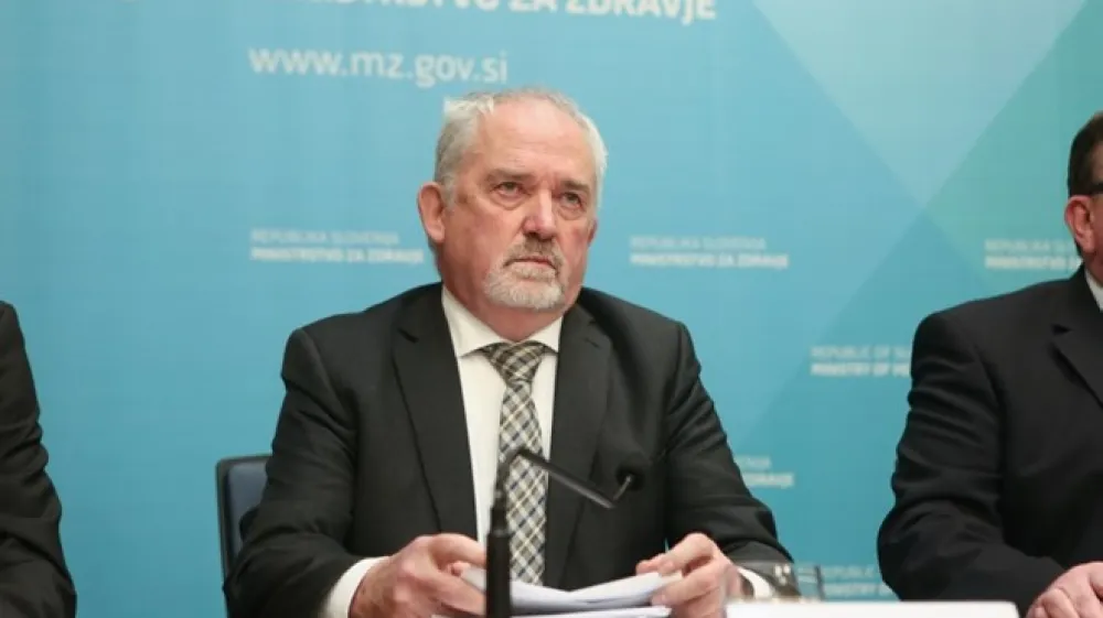 Zavod bo namreč moral po besedah njegovega generalnega direktorja Marjana Su&scaron;lja eno tretjino povečanih odhodkov, to je 90 milijonov evrov, nameniti za plačilo neporavnanih obveznosti do izvajalcev zdravstvenih storitev za leto 2019.