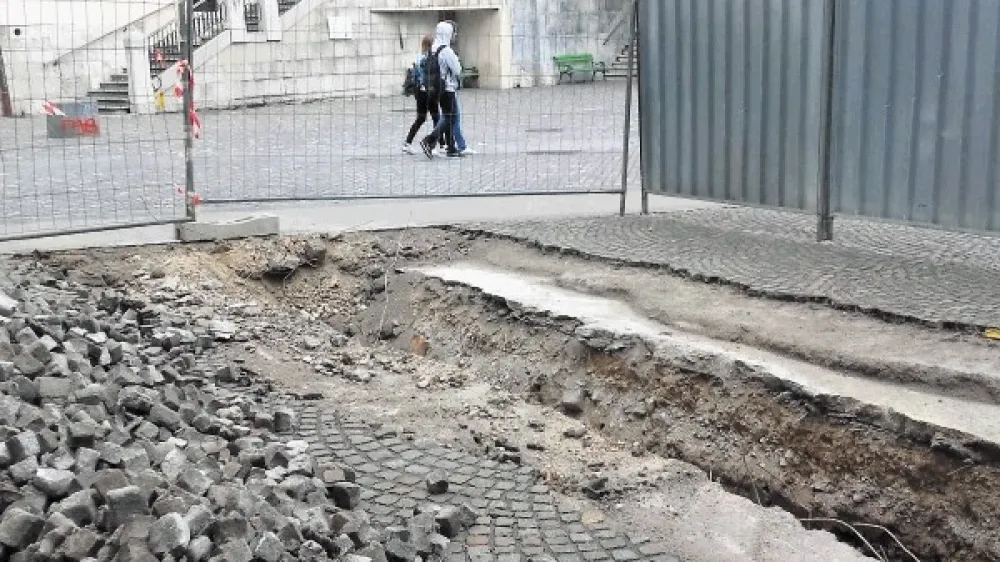 Čeprav je kazalo, da bo z 20. septembrom konec gradbenih del na Pre&scaron;ernovem trgu in Tromostovju, so včeraj gradbinci na novo odprli del Pre&scaron;ernovega trga pri maketi sredi&scaron;ča Ljubljane.