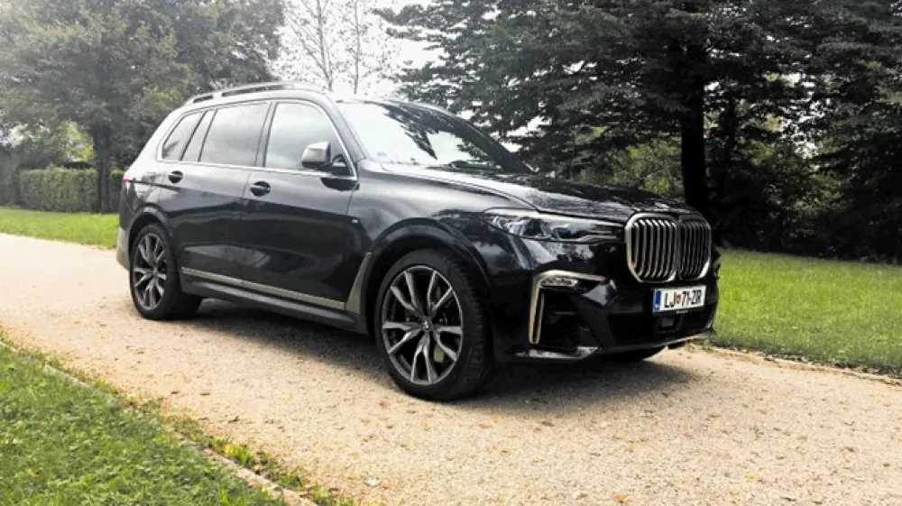 X7 (levo) in serija 7 sta BMW-ja, ki lastniku ponujata največ dolžinskih centimetrov in razko&scaron;je z veliko začetnico. Za visoko ceno, seveda.