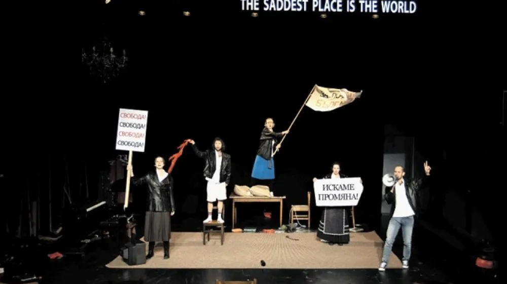 Fizika žalosti, režija Tja&scaron;a Črnigoj, scenografija Aleksander Vujović