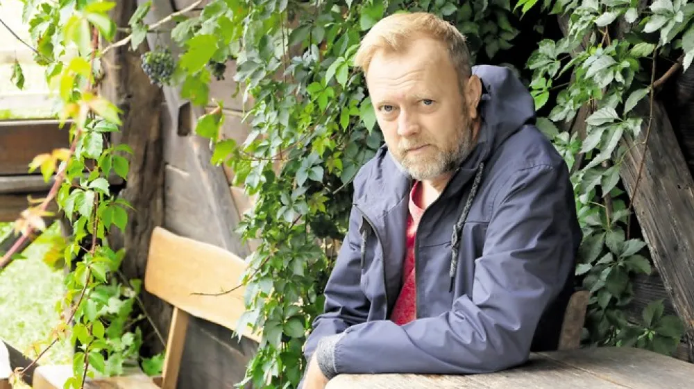 Matjaž Jav&scaron;nik: &raquo;Ko dela&scaron;, ni časa za zabavo. Ne morem si privo&scaron;čiti, da bi se zbujal izmaličen, prepojen od posledic prej&scaron;njega dne. Z alkoholom se poredko srečava.&laquo; (Foto: Franci Kek)