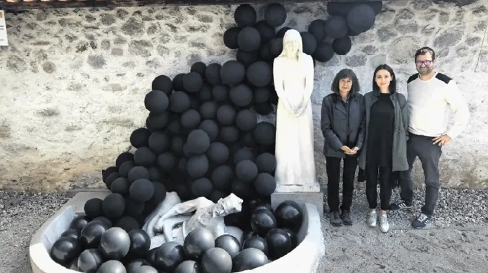 Kranjski arhitekti pod vodstvom predsednika dru&scaron;tva Krarh Ale&scaron;a Peternela (na desni) so zapostavljeni kip okrasili s črnimi baloni.