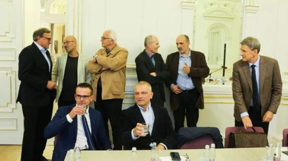 Od leve proti desni stojijo Marko Bitenc, Bernard Nežmah, Tomaž Zalaznik, Janez Kranjc, Janez Marke&scaron; in Jadran Lenarčič. Sedita Matej Avbelj in Alojz Ihan.