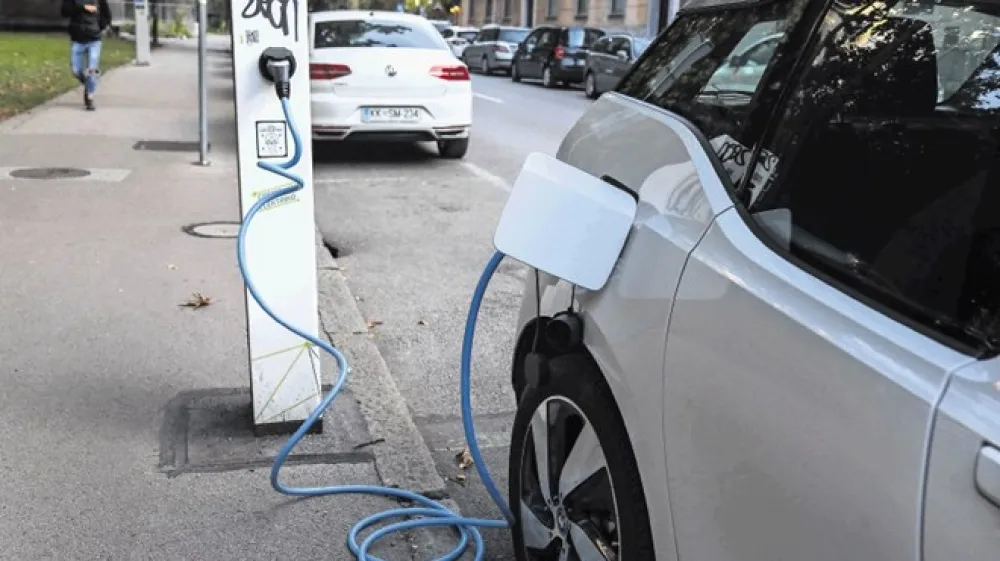 Prek zunanjega priključka lahko polnimo električna vozila in priključne hibride, &raquo;običajnih&laquo; hibridov pa ne.