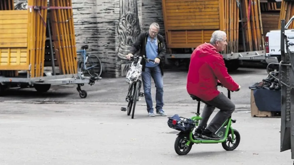 Električni skiro brez sedeža  treba registrirati. Če pa ima sedež, je obvezna registracija, za katero velja enak postopek kot za mopede. Voznik  mora na glavi imeti čelado. Kr&scaron;itelja bi po črki zakona doletelo plačilo kazni v skupni vi&scaron;ini 620 evrov.