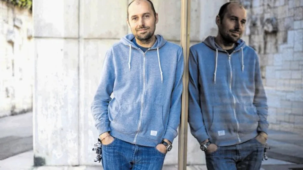 &raquo;Trenutno me ne zanimajo tako imenovane aktualne teme, na primer socialne tematike, četudi festivali in distributerji to pričakujejo. I&scaron;čejo določeno politično držo, toda to ne gre na silo,&laquo; ugotavlja Martin Turk.