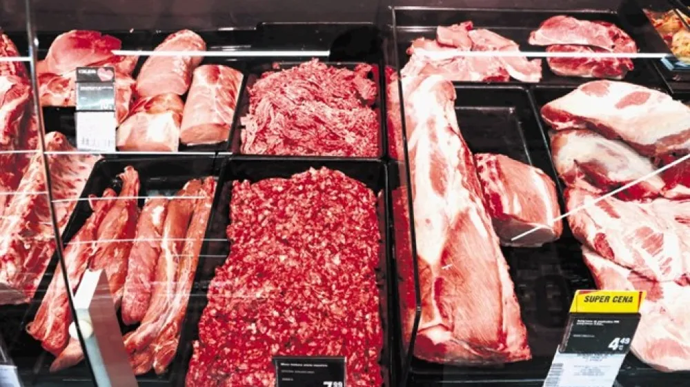 In&scaron;pektorji so pri nadzoru kakovosti mletega mesa ugotovili, da si nekateri mesarji pomagajo z žveplom v prahu. Ta staremu mesu vrne rdečo barvo, potro&scaron;nik pa misli, da gre za sveže živilo. Fotografija je simbolična.