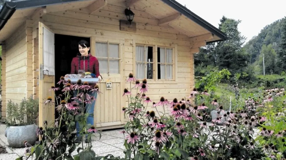 Lara Lapajne Golob gostom navadno postreže z domačim čajem in pi&scaron;koti, ki jih speče gospodinja iz sosednje vasi.