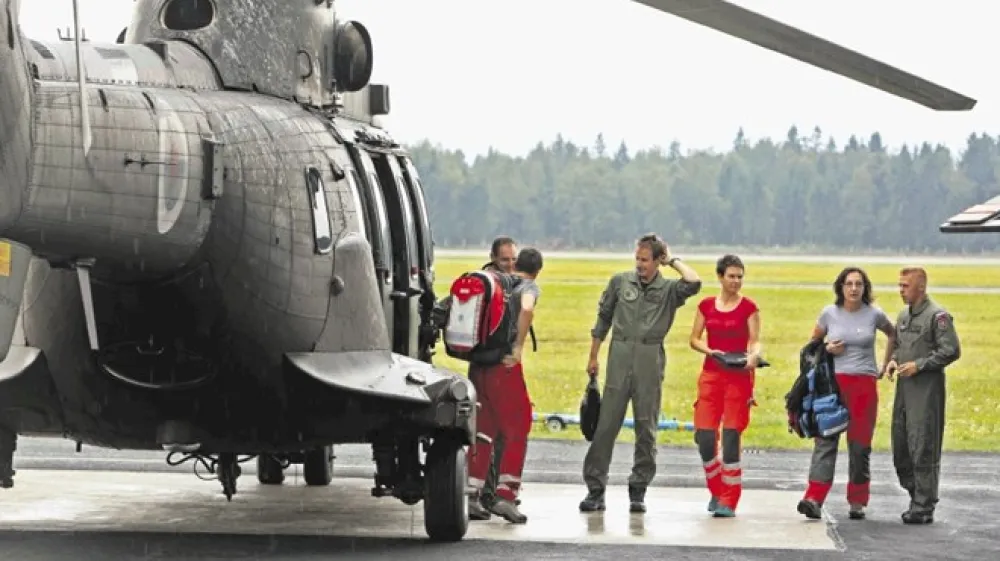 Ministrstvo za obrambo nujnih prevozov do nadaljnjega ne bo zaračunavalo. Na fotografiji: dežurna posadka SV za helikoptersko re&scaron;evanje in izvajanje medbolni&scaron;ničnih prevozov  na Brniku leta 2017.