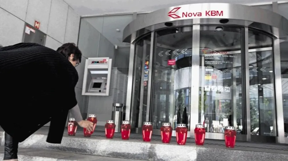 Takole so maja 2013 sveče pred NKBM protestno prižigali zaposleni v Mariborski livarni Maribor. Zdaj se zna zgoditi, da jih bodo zaradi selitve sedeža v Ljubljano prižigali  zaposleni v banki.