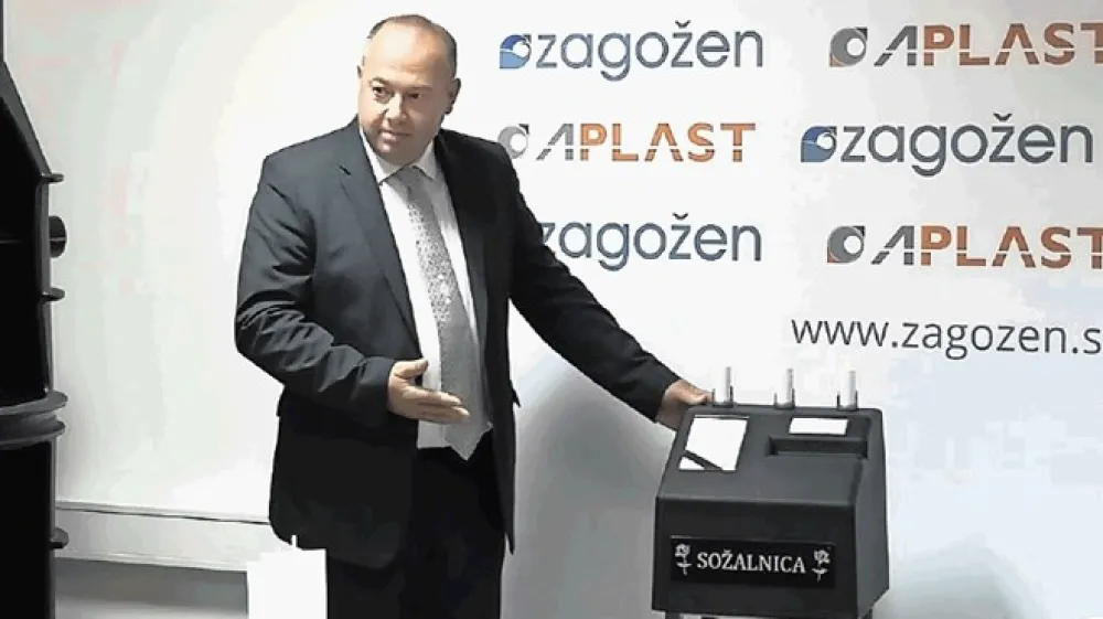 Sožalnica bo del ponudbe pogrebnih zavodov in komunalnih podjetij v mrli&scaron;kih vežicah. Vanjo bodo lahko posamezniki namesto sveč položili posvetilo in priložili kak&scaron;en evro.