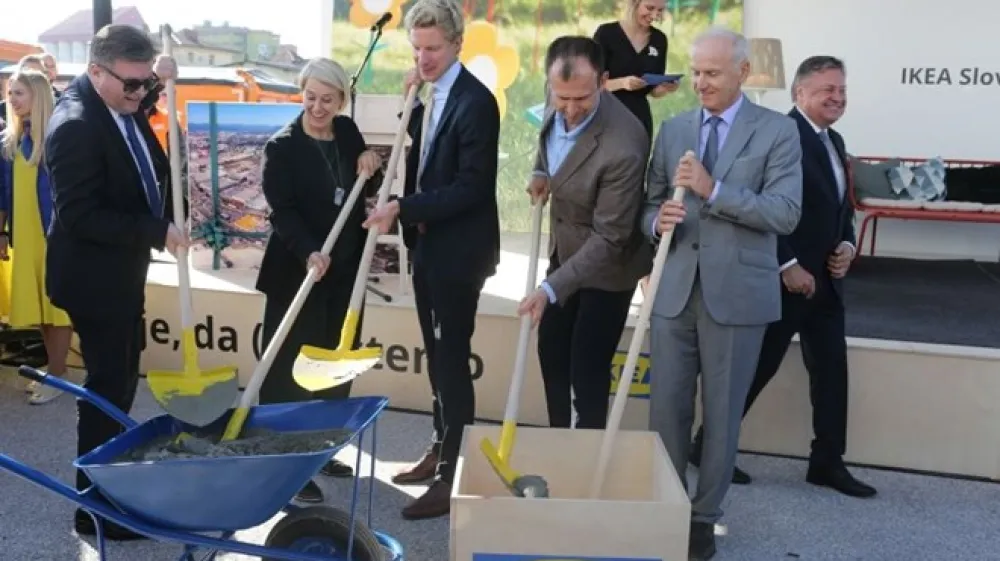 Gradbena dela so se na območju, kjer bo stala Ikea, z včeraj&scaron;njo položitvijo temeljnega kamna tudi uradno začela.