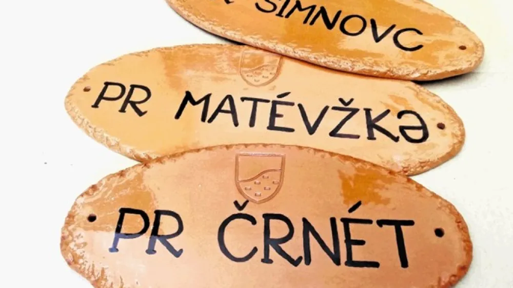 Hi&scaron;na imena so na glinenih plo&scaron;čicah zapisana fonetično v mikronarečju, ki za domačine pomeni edini pravi naziv hi&scaron;e ali domačije.