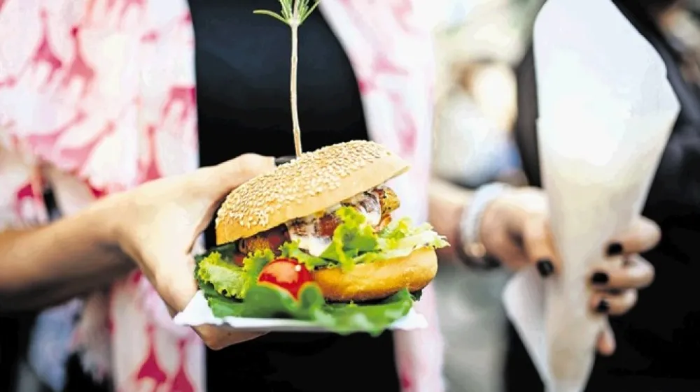 Ker nadzor v aferi z mletim mesom vodi in&scaron;pektorica Sa&scaron;a Dragar Milanovič,  se postavlja vpra&scaron;anje, ali bodo morebitno netransparentnost ugotavljali tisti, ki sami ravnajo netransparentno.