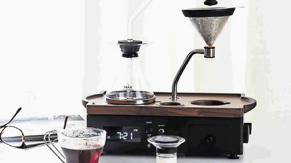 Osrednji del barisieurja sestavlja podlaga, kjer so poleg zaslona z uro in gumbi za nastavitev alarma &scaron;e indukcijska plo&scaron;ča, prostor za skodelico kave, predalček za zmleto kavo in hlajena ni&scaron;a.