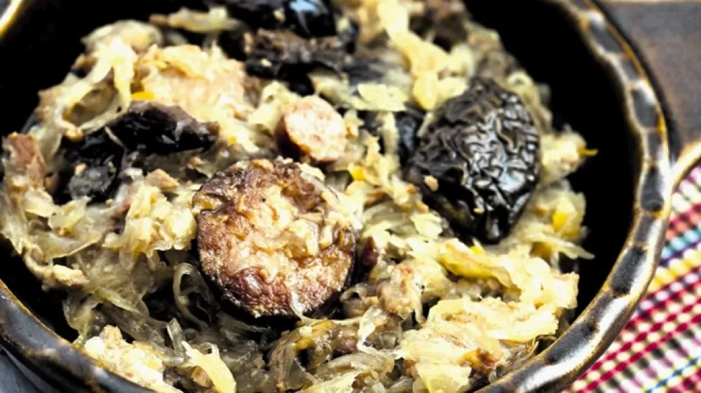 Kombinacija zelja, mesa, gob in suhih sliv je morda presenetljiva, a izjemno okusna.