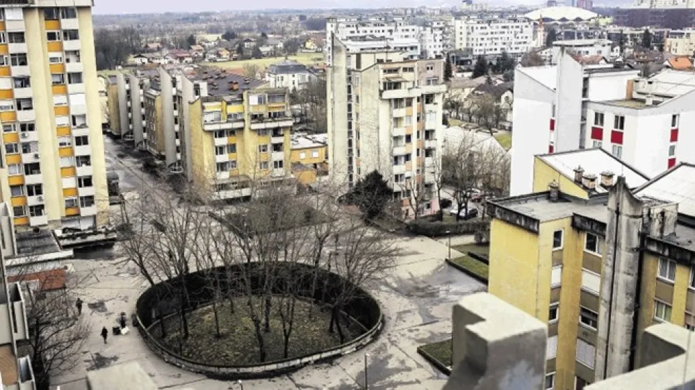 Čeprav osnutka proračunov za prihodnje leto namenjata denar za prenovo Bratov&scaron;eve plo&scaron;čadi, ni rečeno, da se bo obnova res začela.