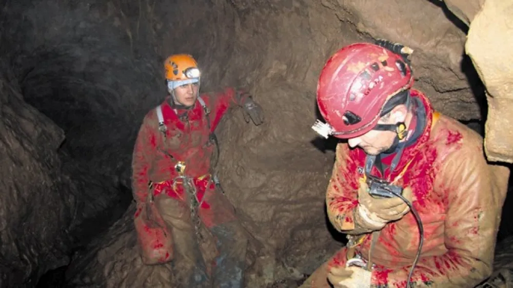 Prva sta se v jamo, ki so jo poimenovali Himalaja, spustila kostanjevi&scaron;ka jamarja Matjaž in Gregor Čuk.