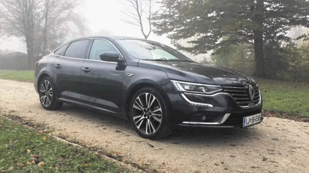Limuzinska renault talisman (levo) in toyota camry želita k nakupu napeljati ljudi predvsem s svojim udobjem in bogato serijsko opremo.