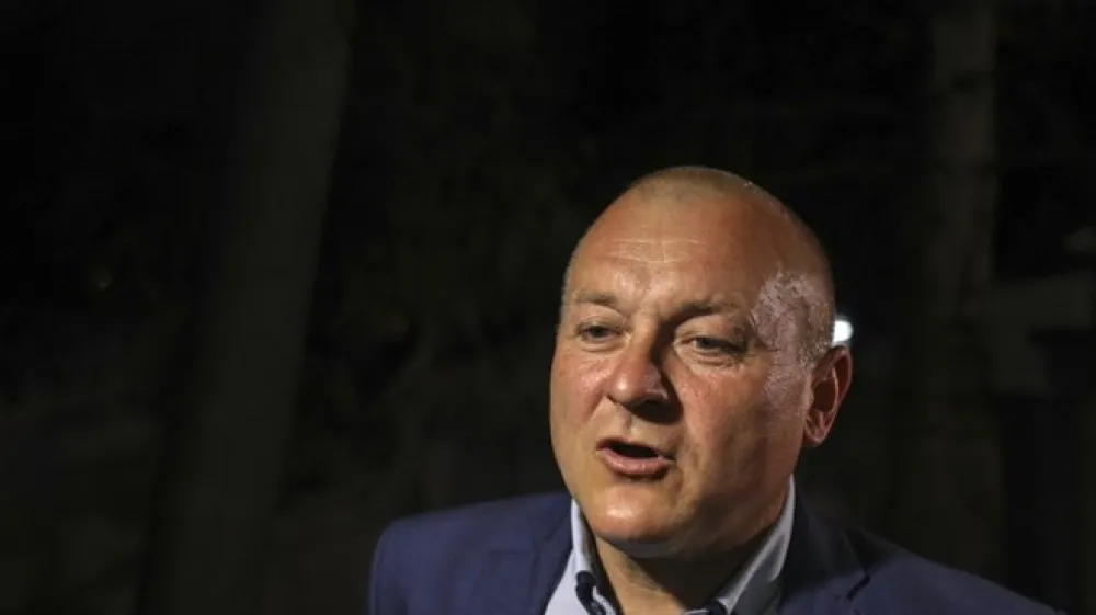 Preiskovalna komisija DZ v zadevi Franc Kangler je kljub odločitvi ustavnega sodi&scaron;ča, da začasno zaustavi njihovo preiskavo v delu, ki se nana&scaron;a na sodnike, opravila zasli&scaron;anja prvih prič.