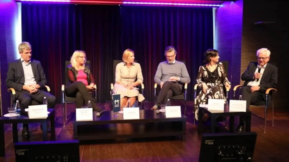 Sodelujoči v  pogovoru (od leve proti desni): Tomaž Berločnik, nekdanji predsednik uprave Petrola, Barbara Bregar Mrzlikar, programska direktorica CEED Global,  Tanja Kavran, izvr&scaron;na direktorica Dru&scaron;tva za marketing Slovenije, Jaka Levstek, direktor podjetja D.labs,  izvr&scaron;na direktorica Združenja Manager Sa&scaron;a Mrak in Bogomir Stra&scaron;ek, direktor podjetja KLS